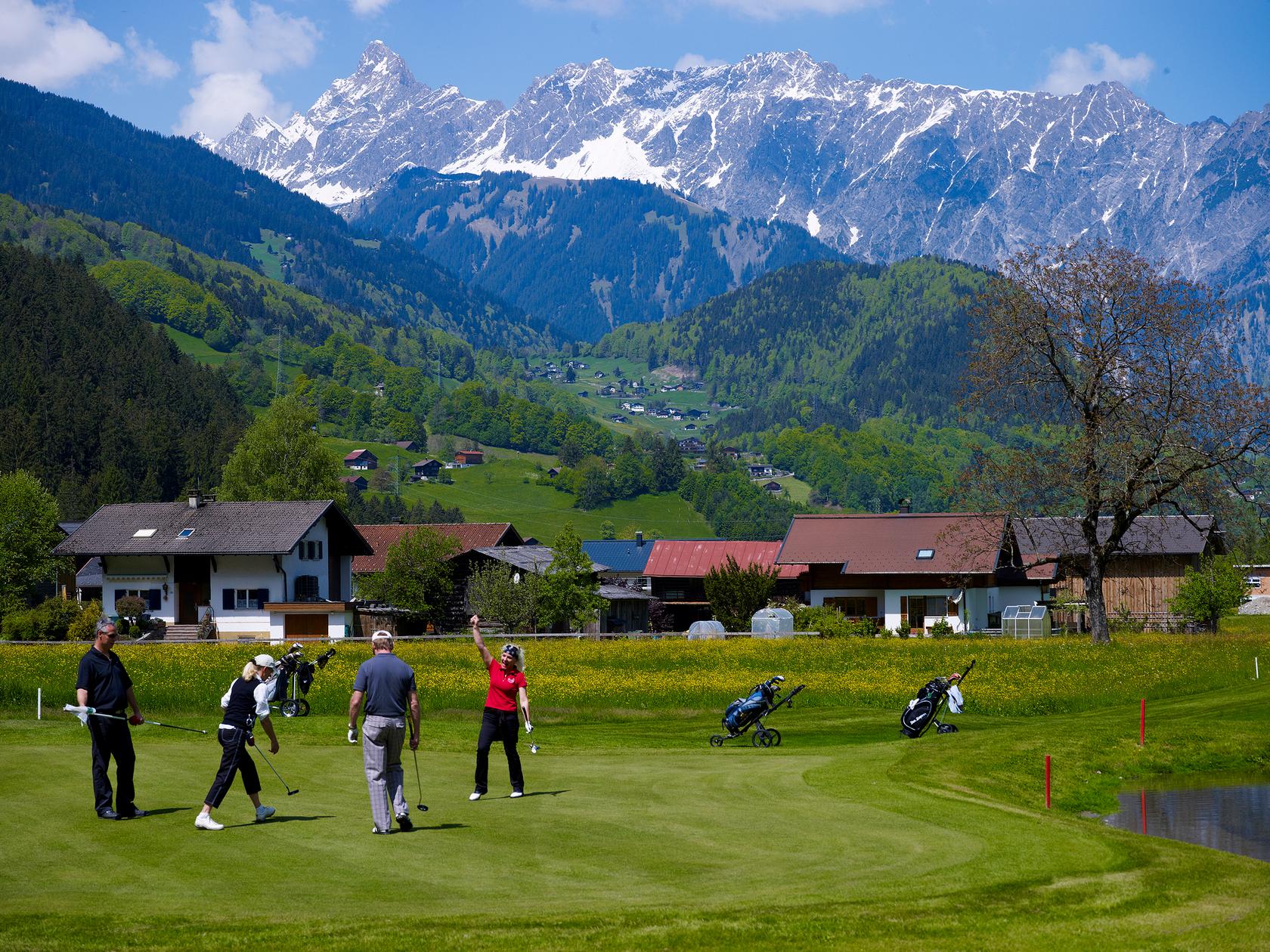 Golfer mit Blick auf die Montafoner Bergkulissen