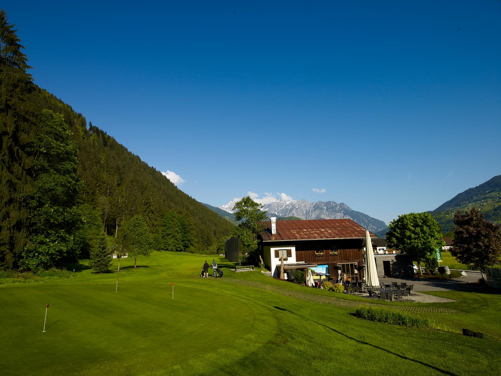 Golfen im Montafon bedeutet umgeben von Bergen und Wald