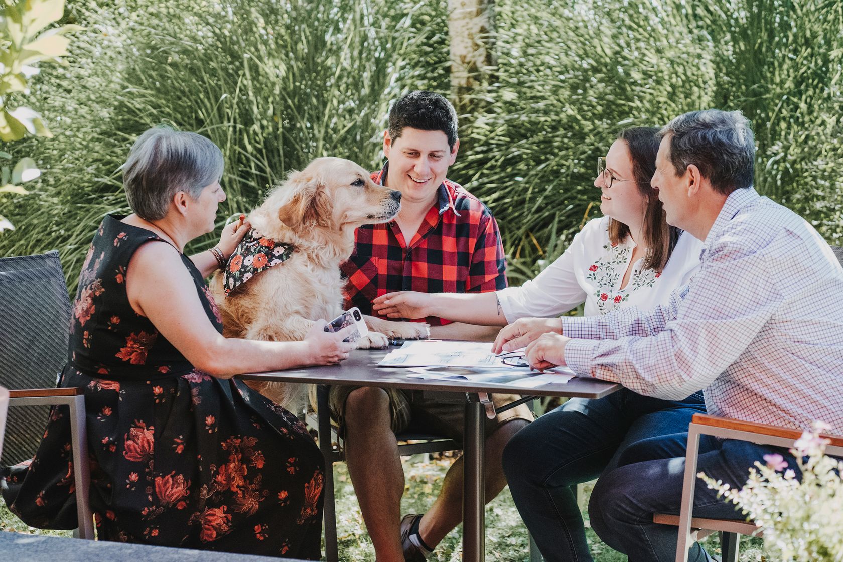 Familie Ladurner mit Hund am Garten des Hotels Zimba.