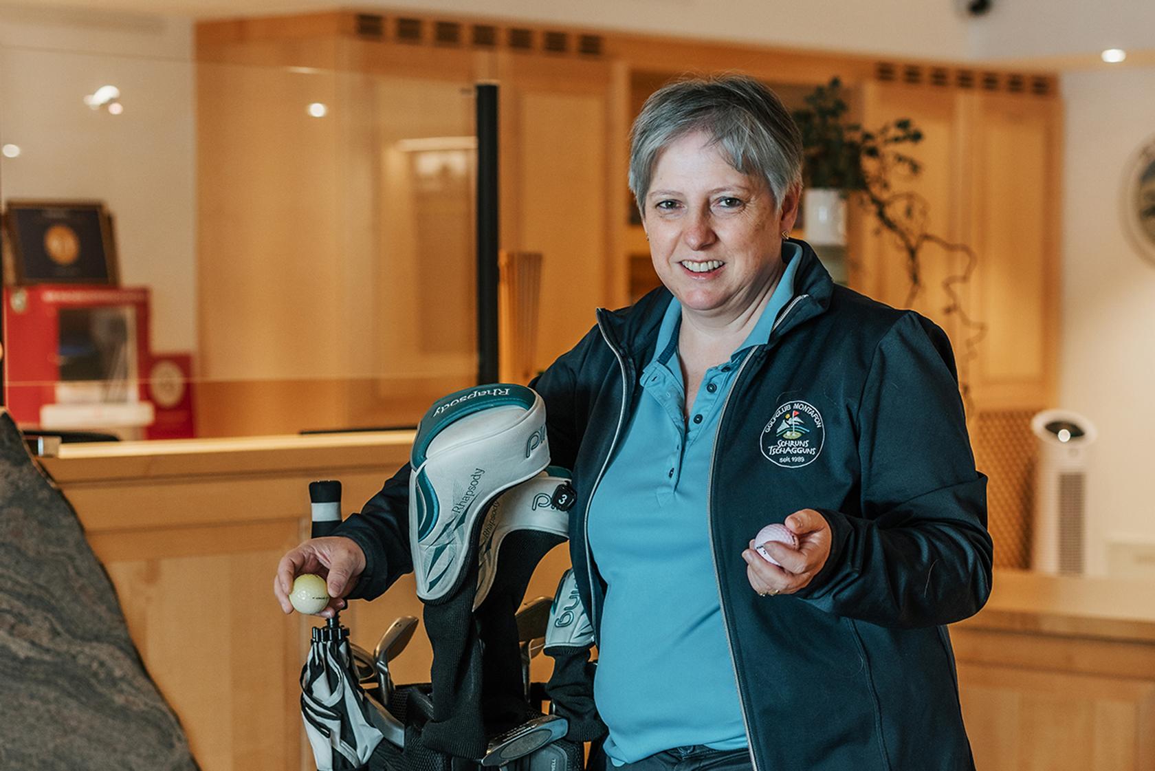 Heike Ladurner mit Golfausrüstung