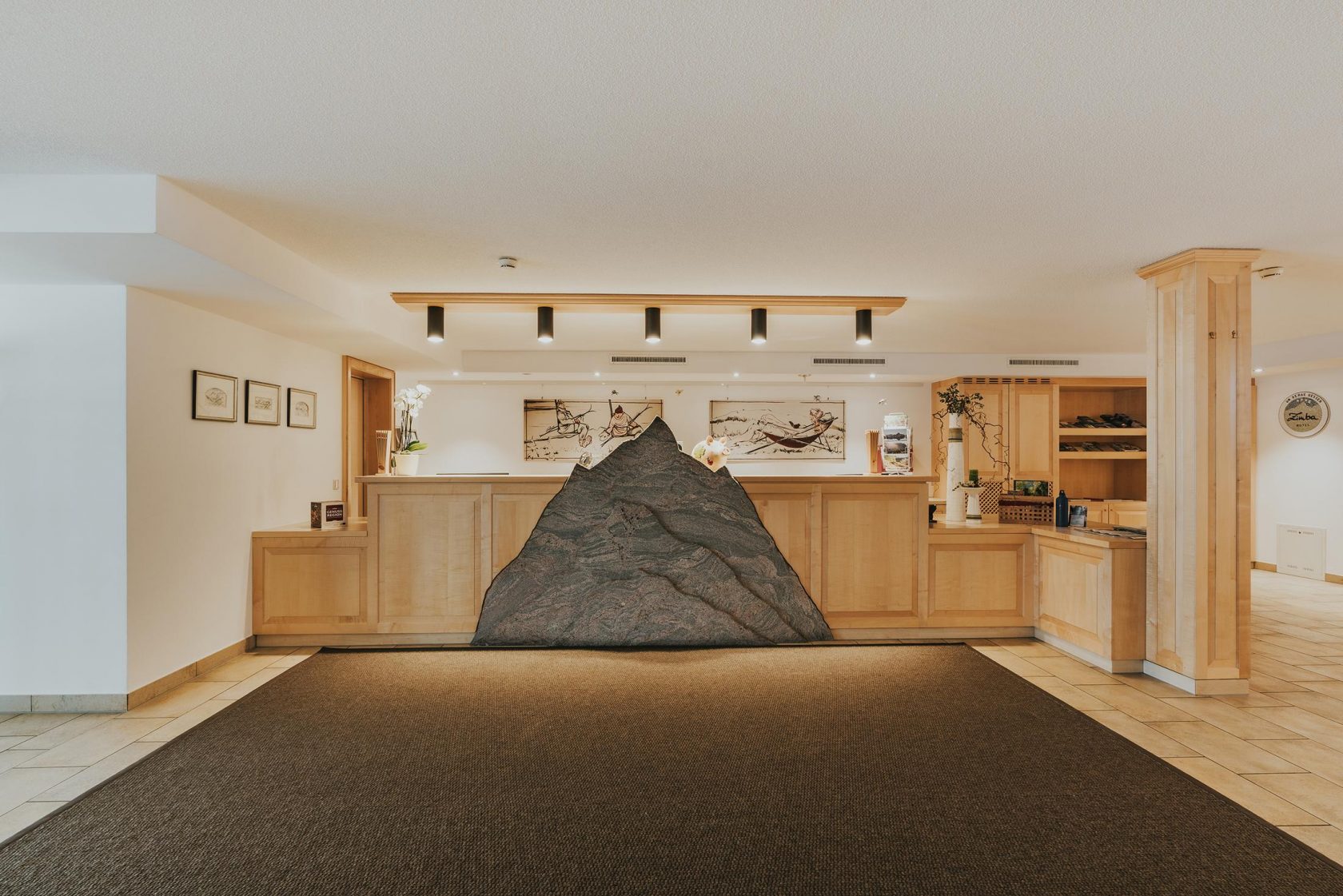Blick auf die Rezeption im Hotel Zimba im Montafon