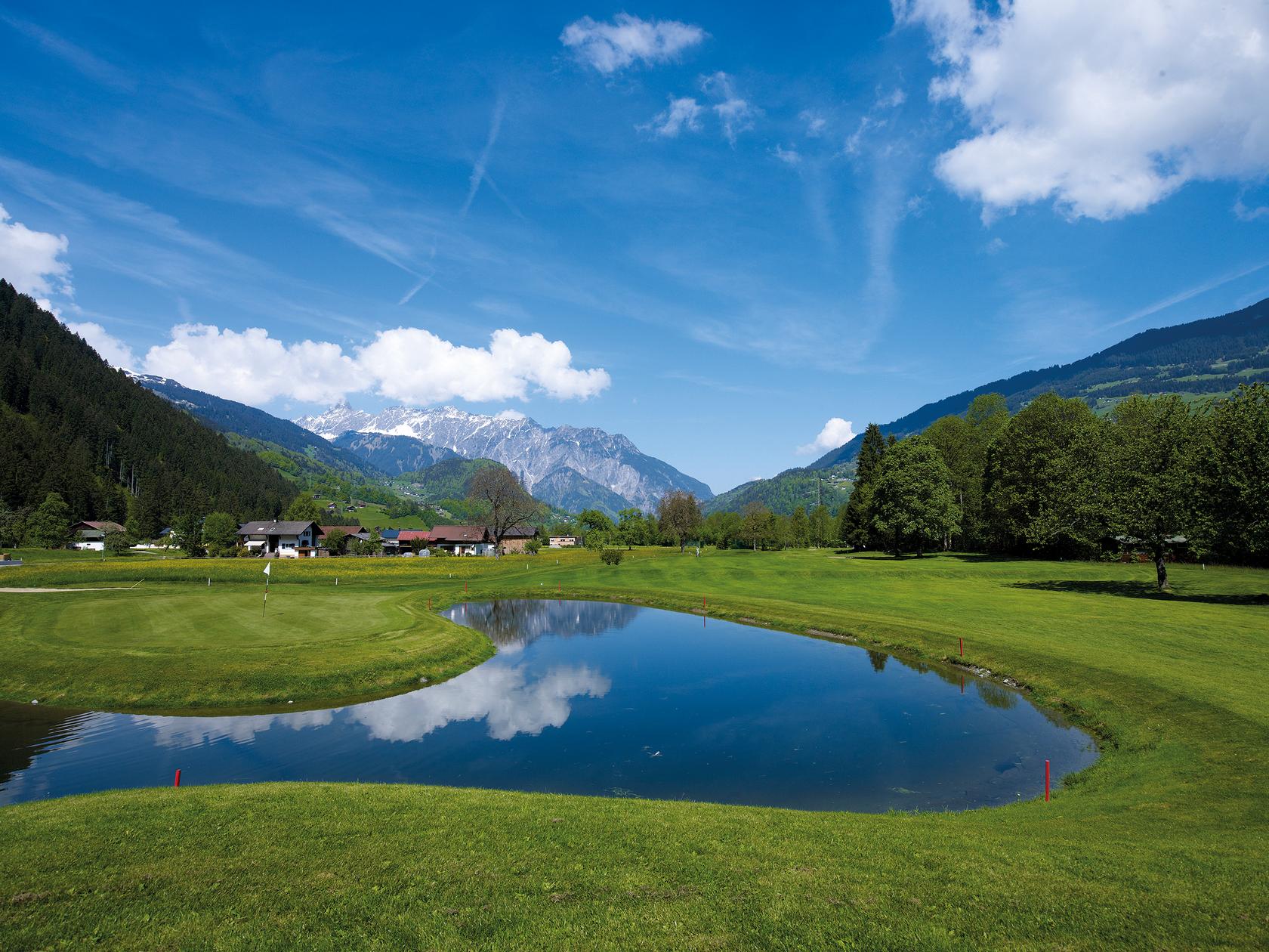 Golfanlage mit Wasserhindernis