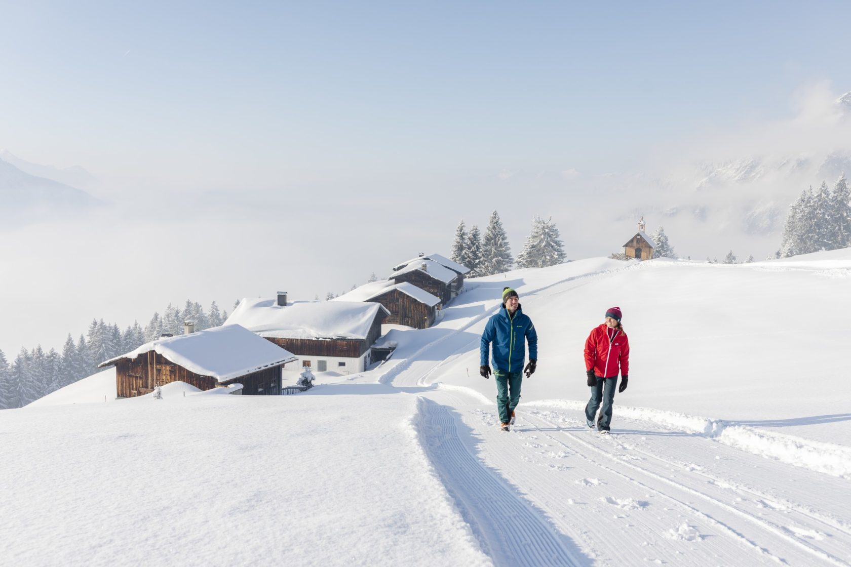 Wanderer im Winter Richtung Bartholomäberg